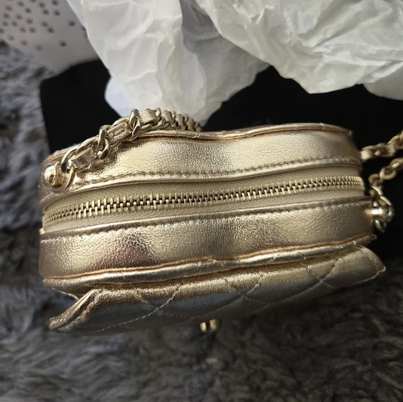 CHANEL Heart Clutch on Chain. - Picture 4 of 11